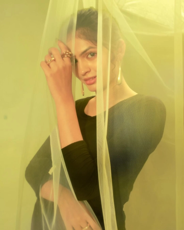 Roomani Khare Instagram Images