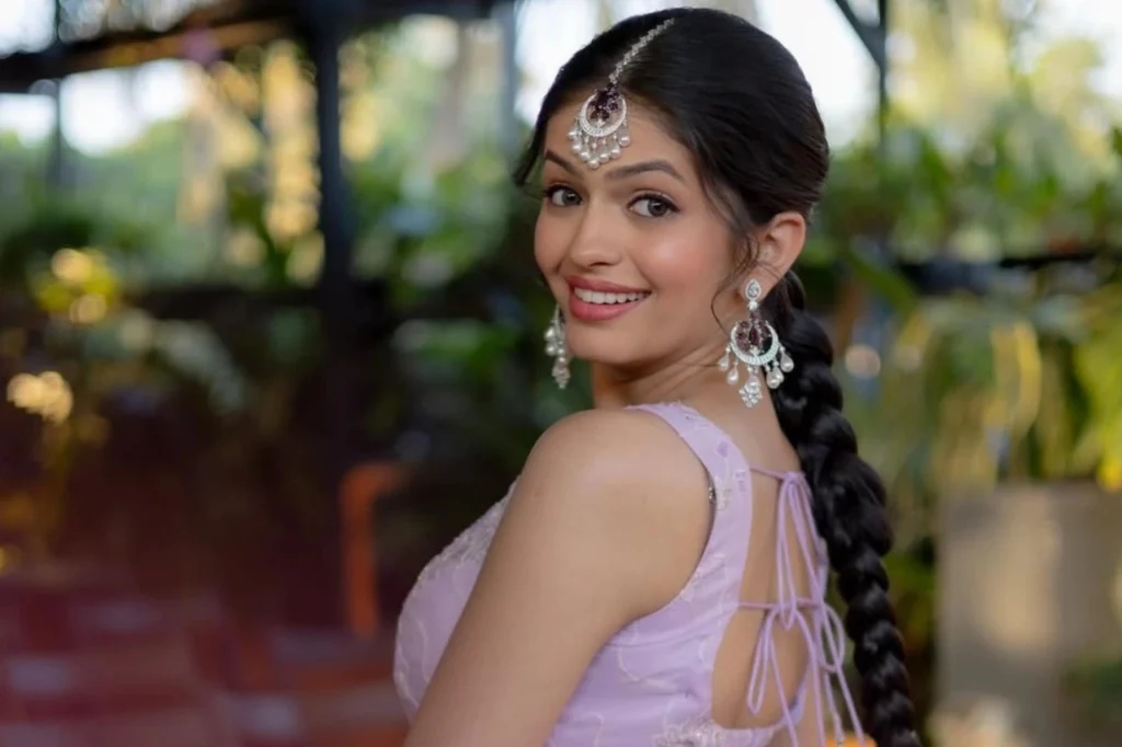 Roomani Khare has beautiful Dark Brown eyes
