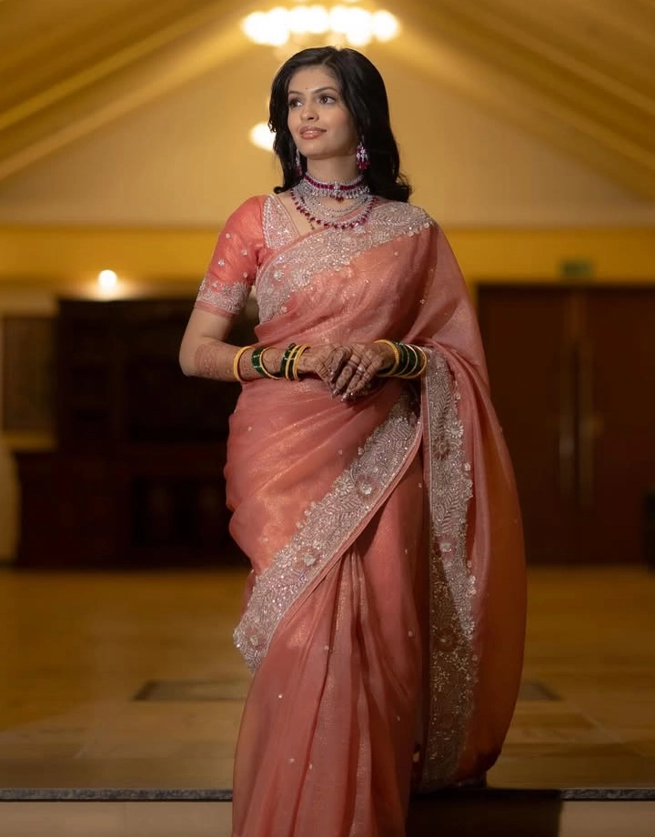 Roomani Khare looking Cute in Saree