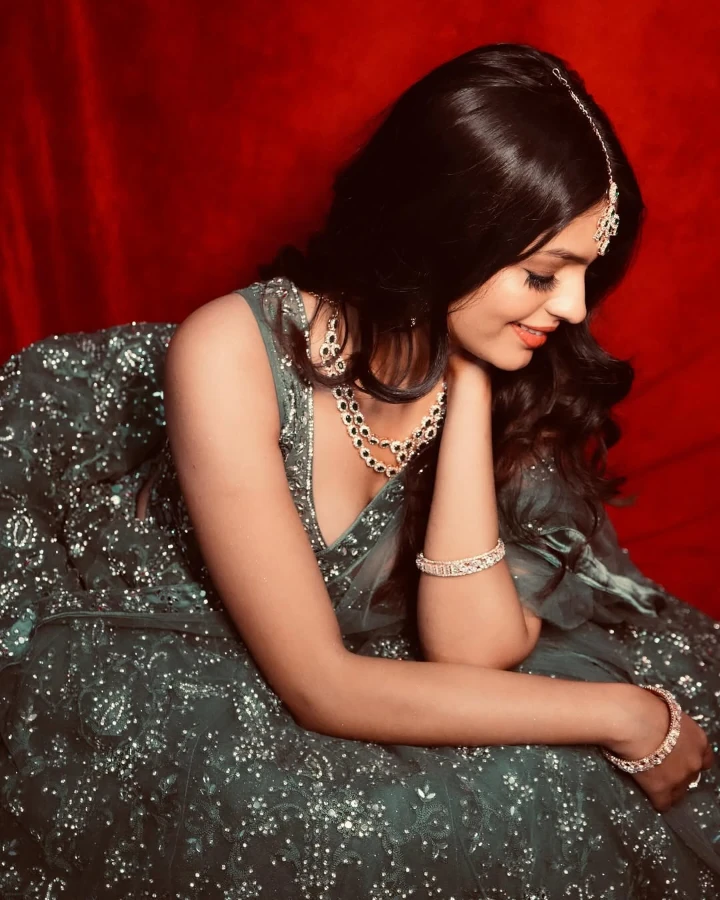 Roomani Khare's Gorgeous Cleavage