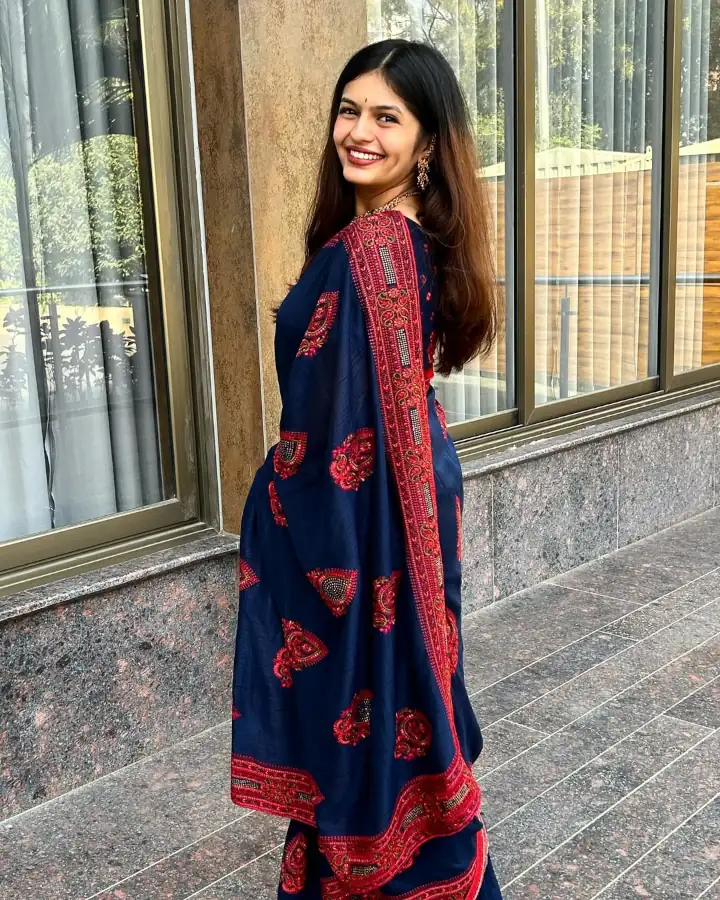 Roomani Khare's Long Hair