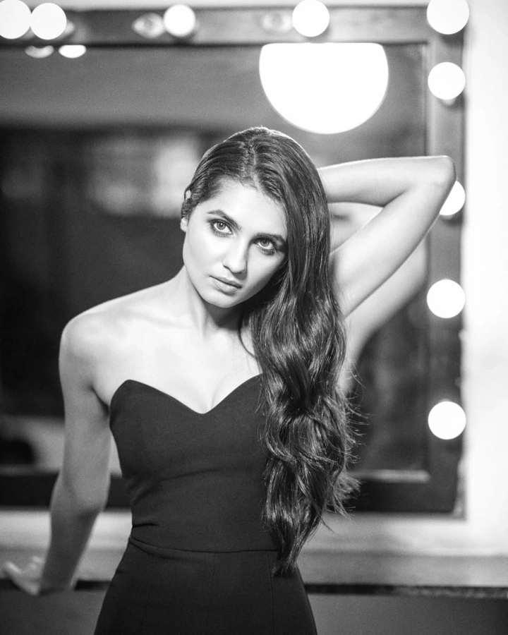 Vedika Pinto Looking Stunningly Gorgeous