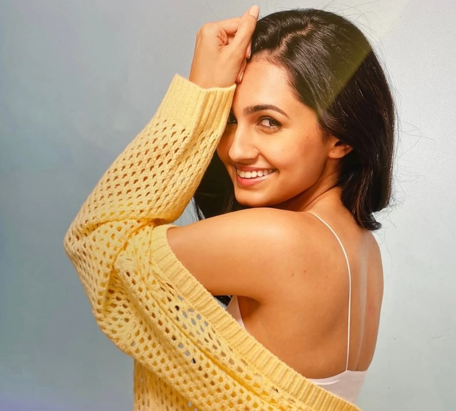 Vedika Pinto's Beautiful Back Image