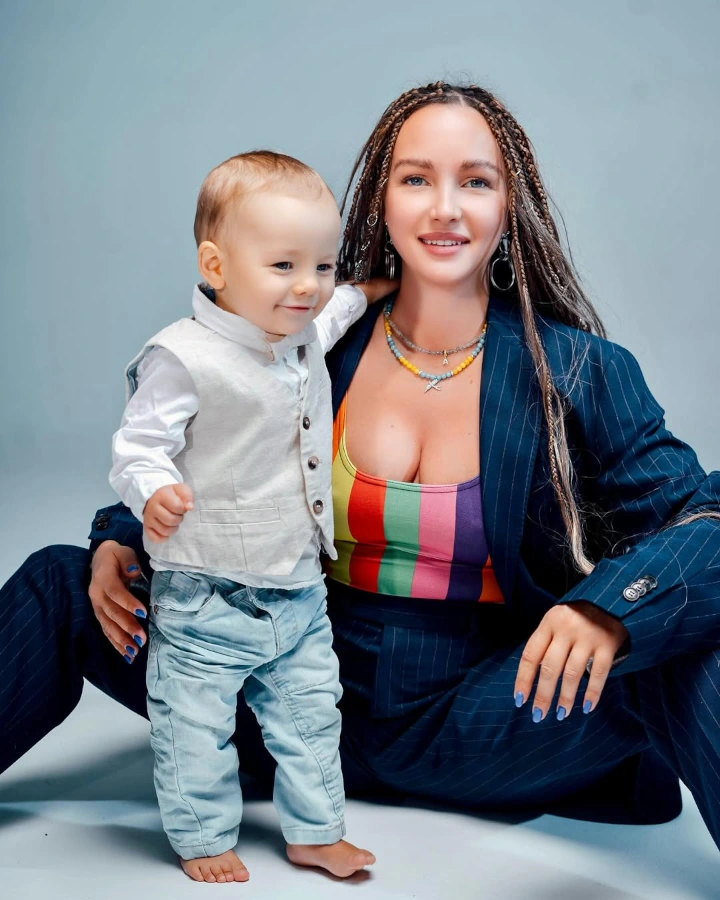 Anastasiia Lenna's Cute Pose for Image