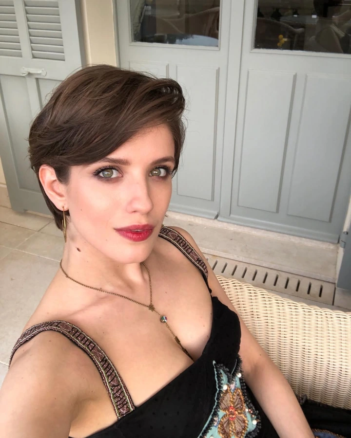 Anna Chipovskaya's Gorgeous Cleavage