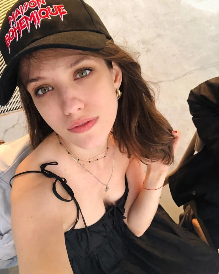 Anna Chipovskaya's Peaty Cleavage