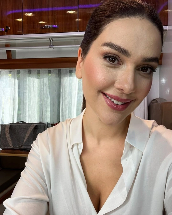 Bergüzar Korel Facebook
