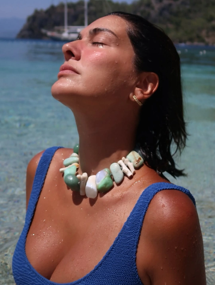 Bergüzar Korel showing her beautiful Cleavage