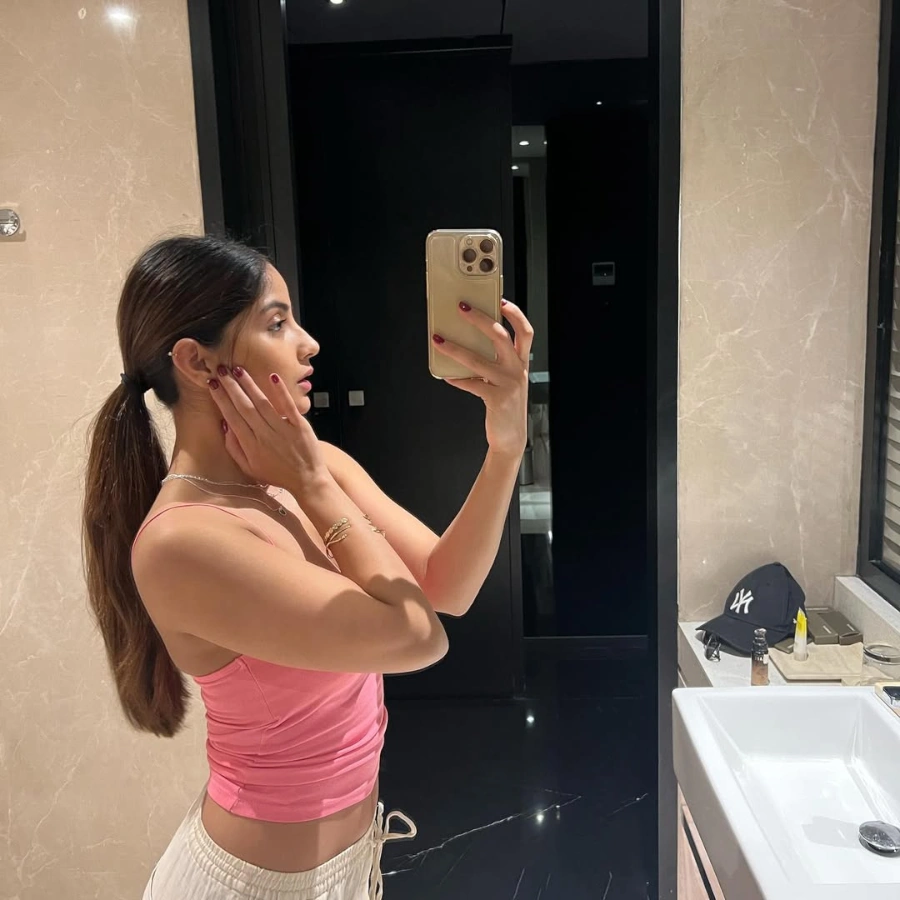 Kashmira Pardeshi Taking her own Selfie