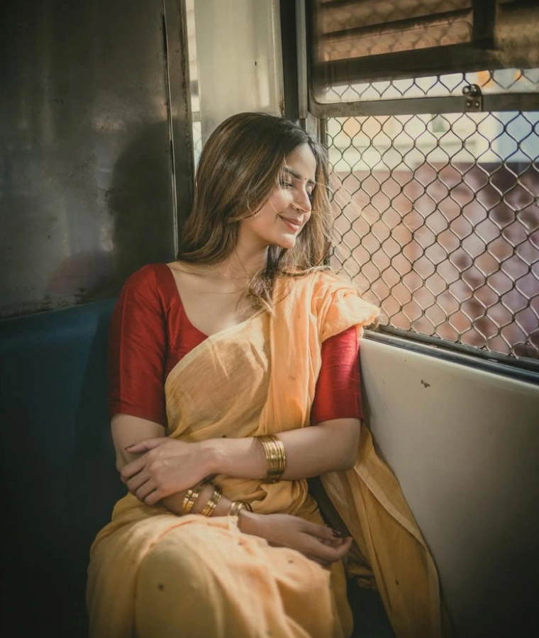 Kashmira Pardeshi Travelling in Mumbai Local Train