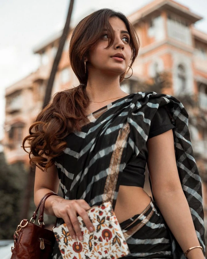 Kashmira Pardeshi in Beautiful Black Saree
