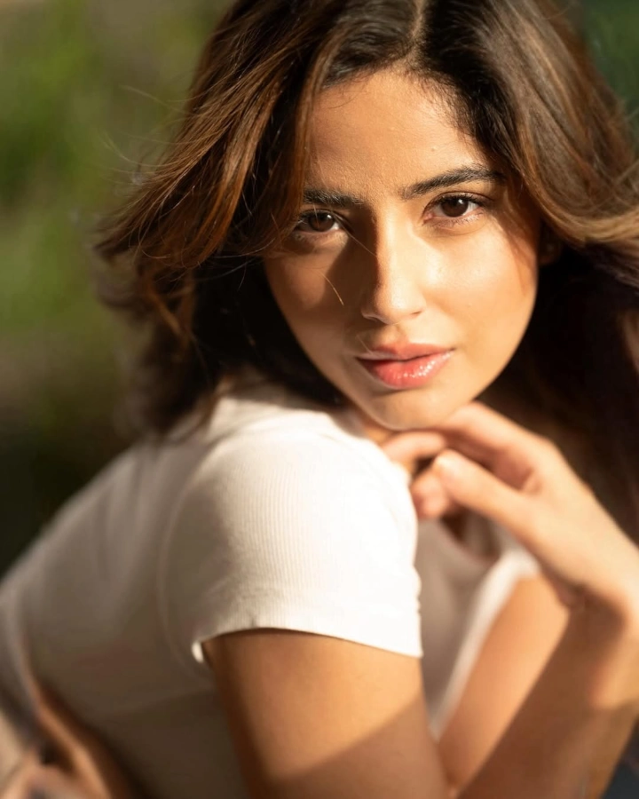Kashmira Pardeshi is fluent in Marathi, Hindi & English languages