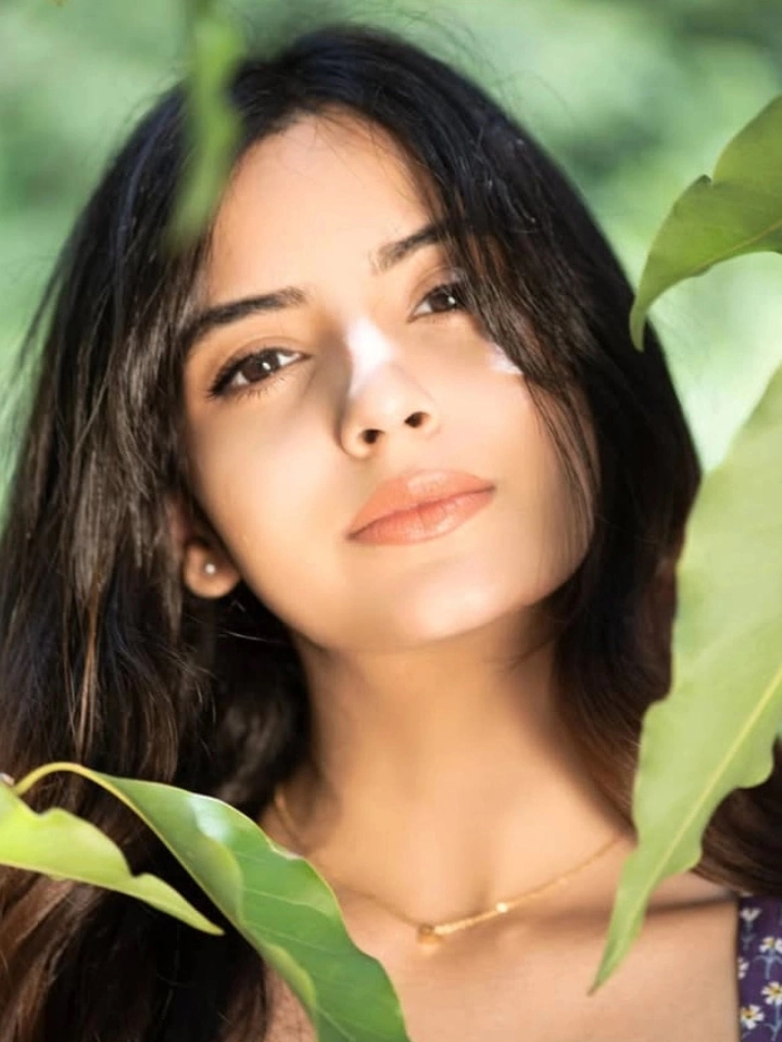 Kashmira Pardeshi's Cute Pose for Image