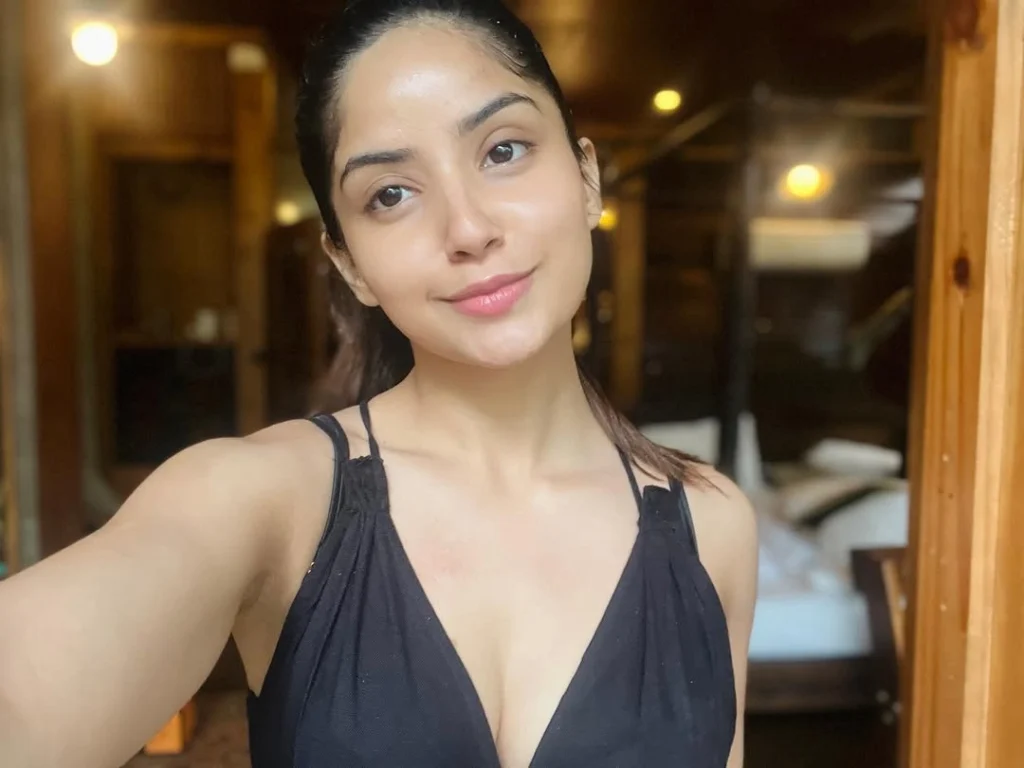 Kashmira Pardeshi's Hot Cleavage