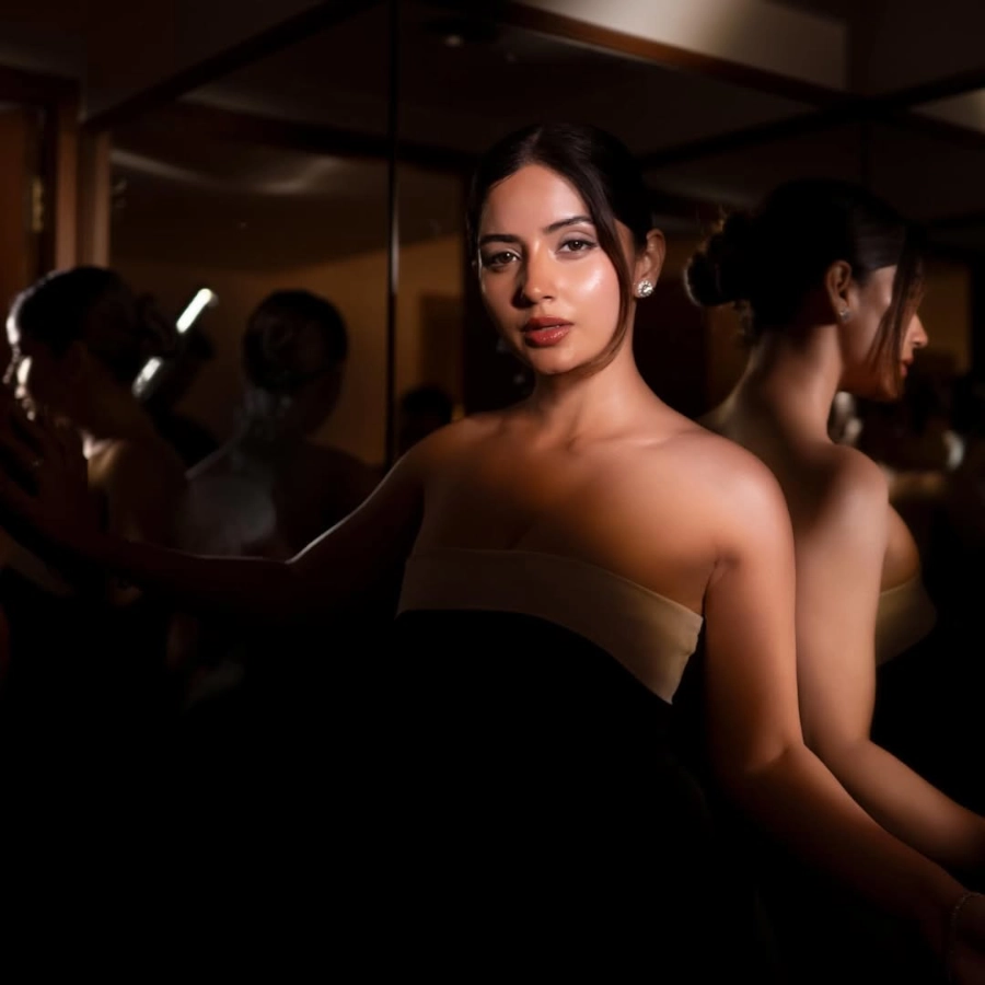 Kashmira Pardeshi's Hot Role in Sivappu Manjal Pachai