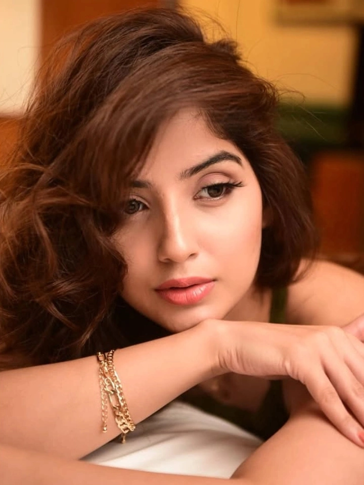 Kashmira Pardeshi's Hottest and Gorgeous Looks
