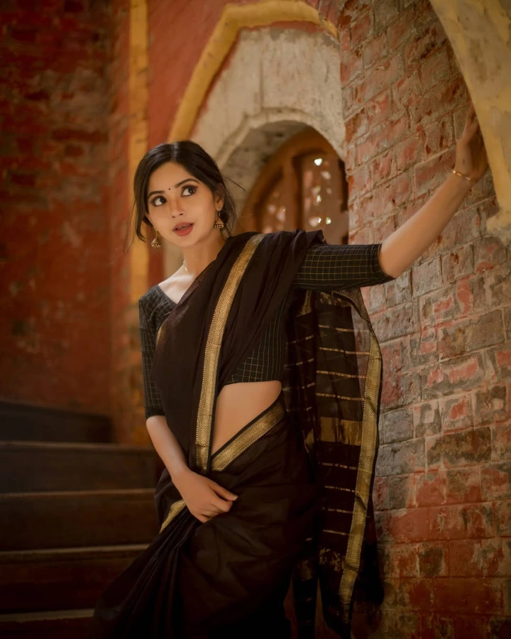 Kashmira Pardeshi's Lovely Black Saree