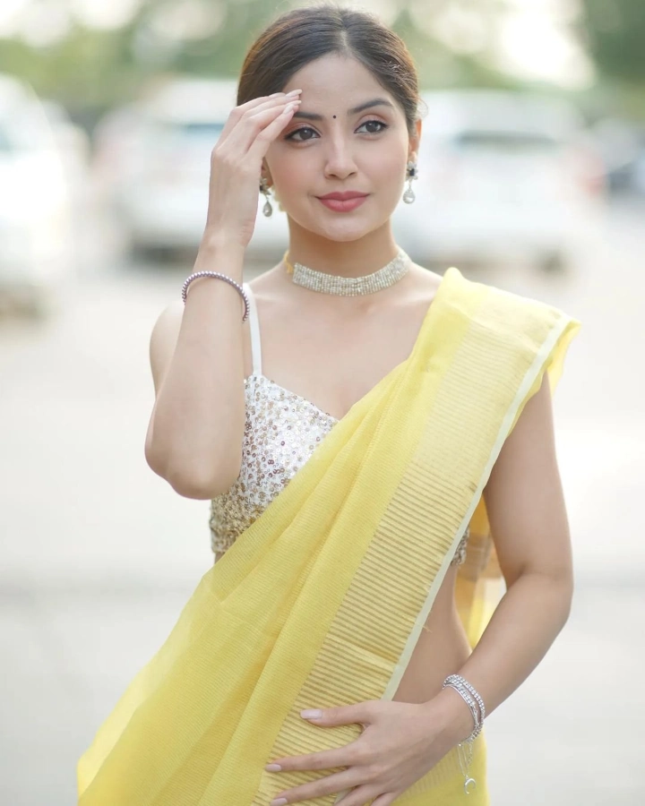 Kashmira Pardeshi's Lovely Yellow Saree
