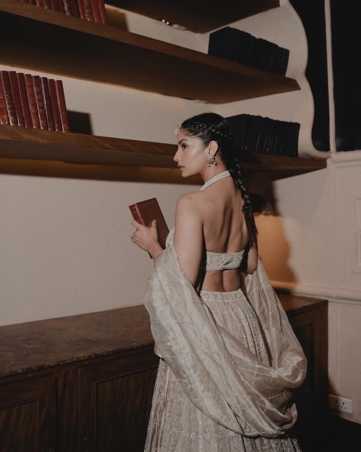 Kashmira Pardeshi's beautiful back