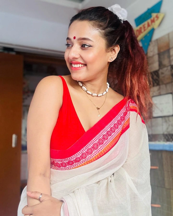 Pamela Mondal looking Cute in Saree