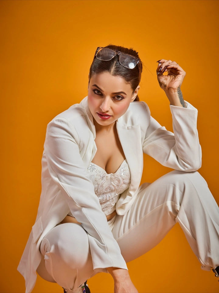 Pamela Mondal showing her Cleavage