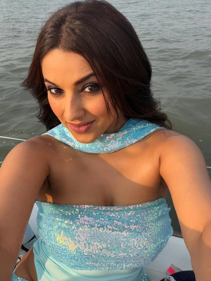 Pamela Mondal showing her beautiful Cleavage
