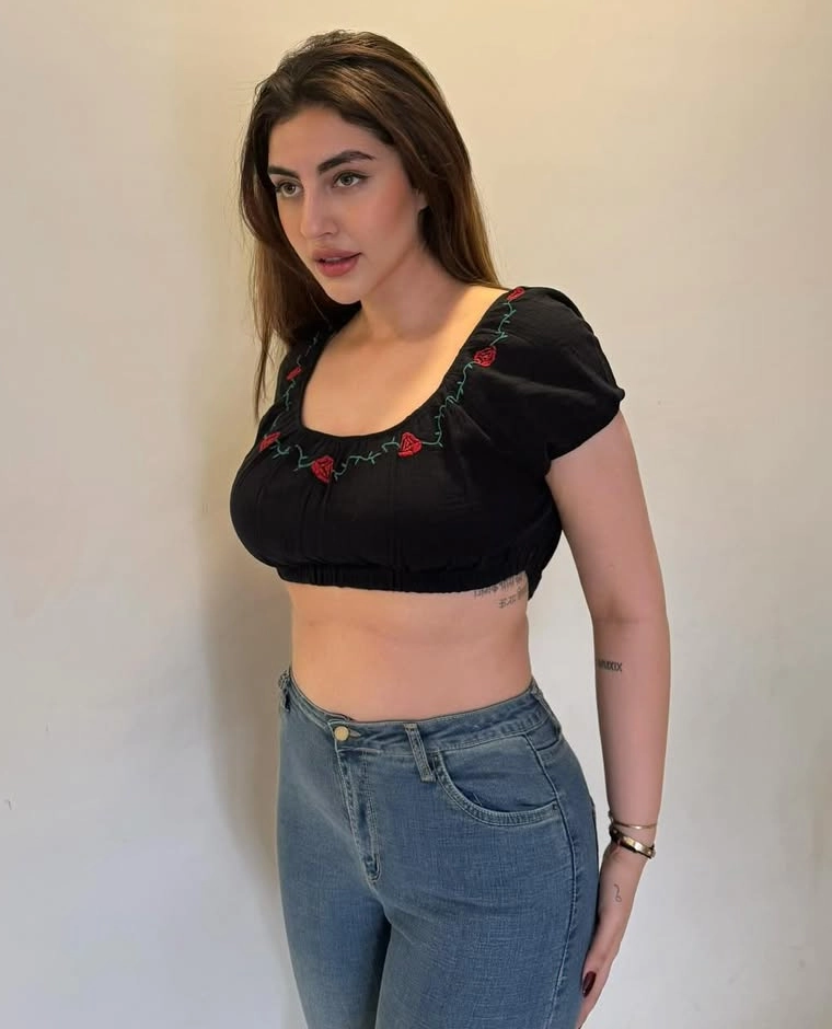 Samreen Kaur Looking Stunningly Gorgeous