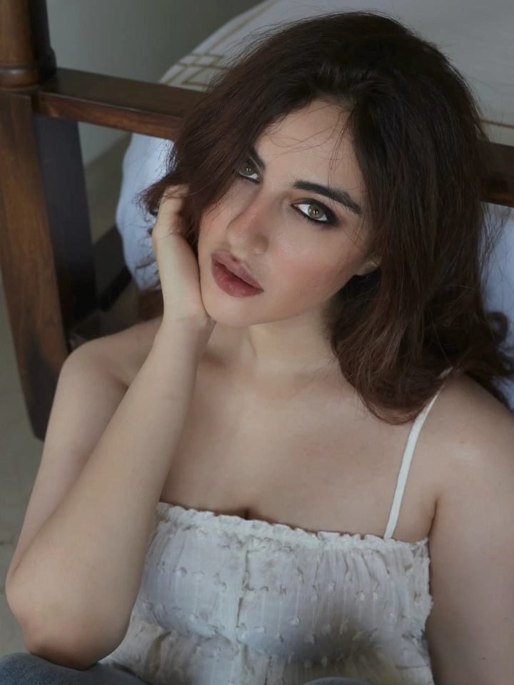 Samreen Kaur in Botal Free