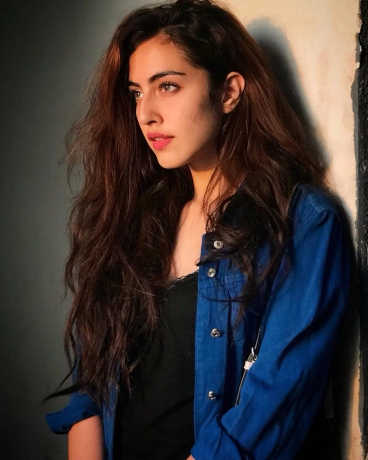 Samreen Kaur in Damn Serious