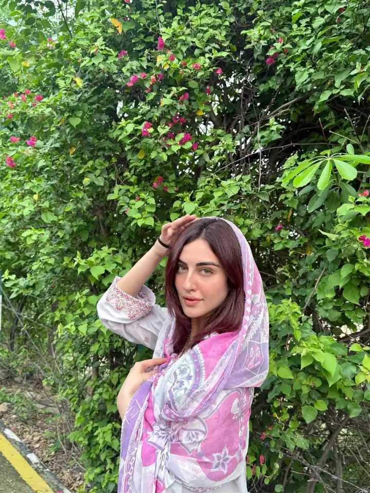 Samreen Kaur looking beautiful in Salwar Kameez