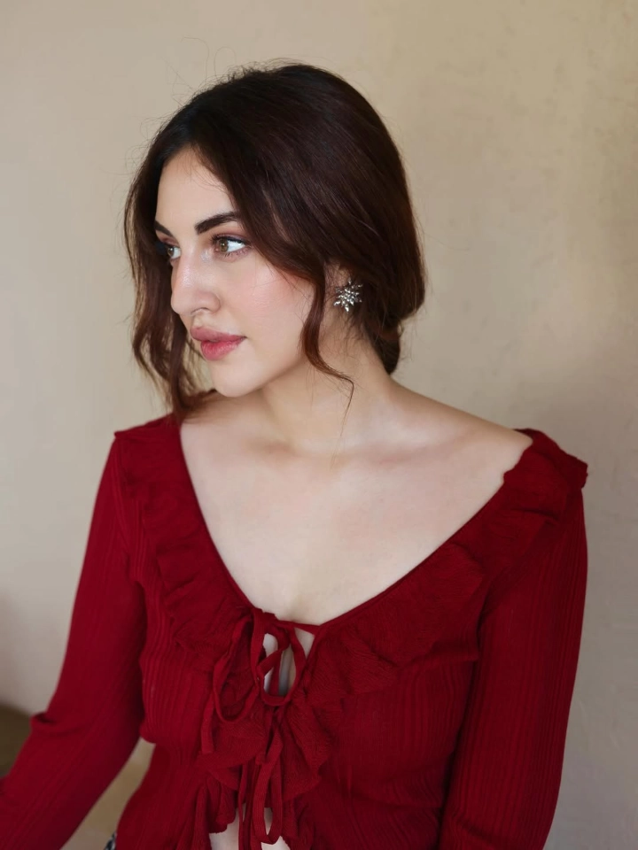 Samreen Kaur showing her beautiful and Lovely Cleavage