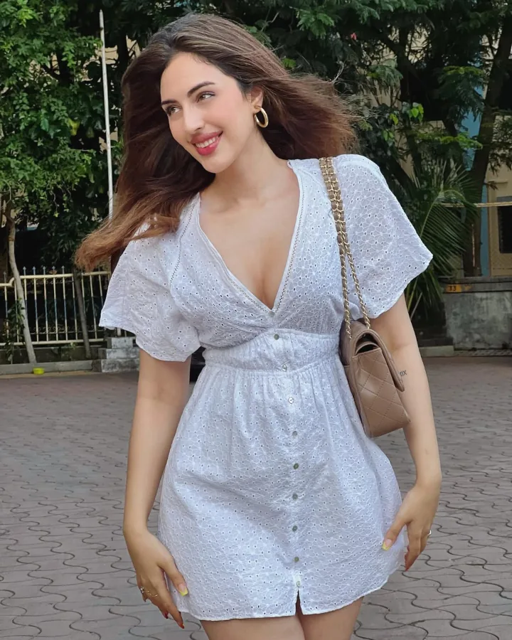 Samreen Kaur showing off her Beautiful Thighs