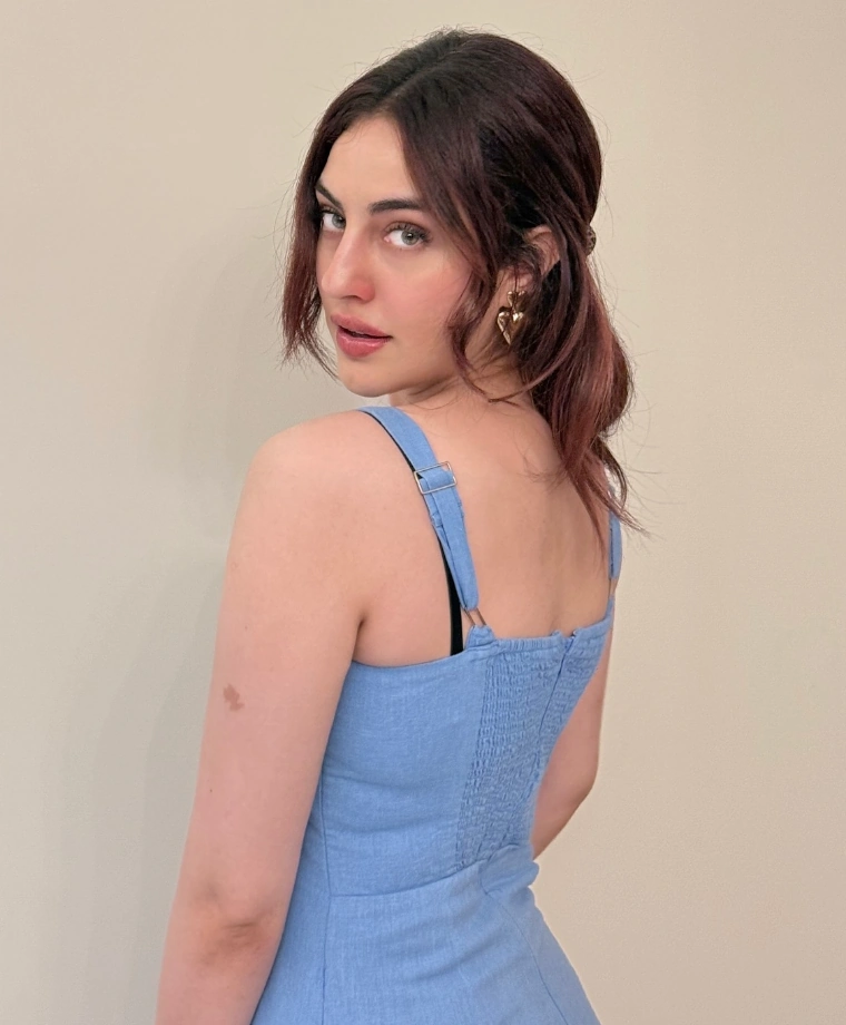 Samreen Kaur's Beautiful Back Image