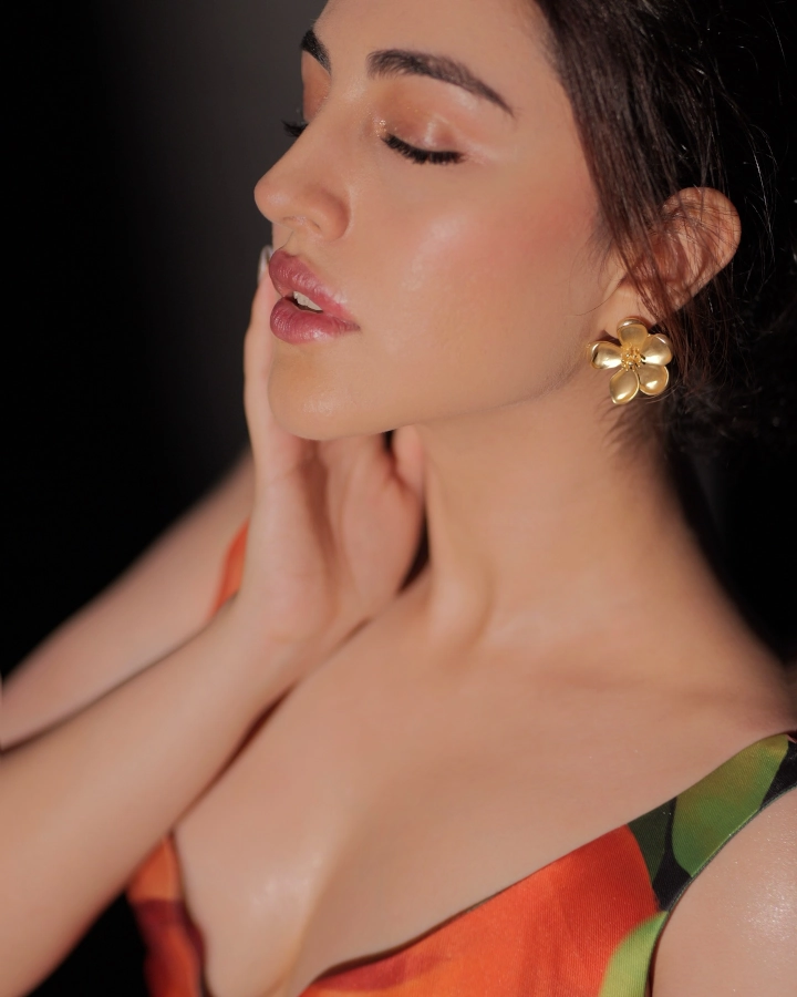 Samreen Kaur's Cutest Cleavage Shown Ever