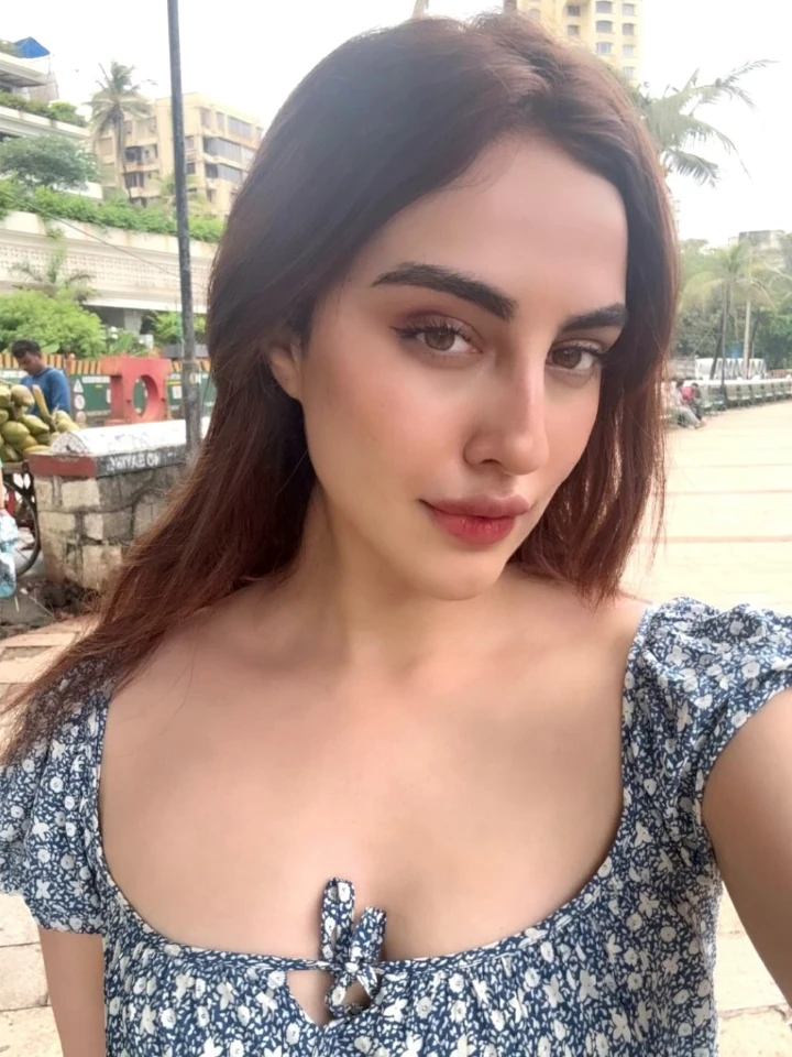 Samreen Kaur's Gorgeous Cleavage