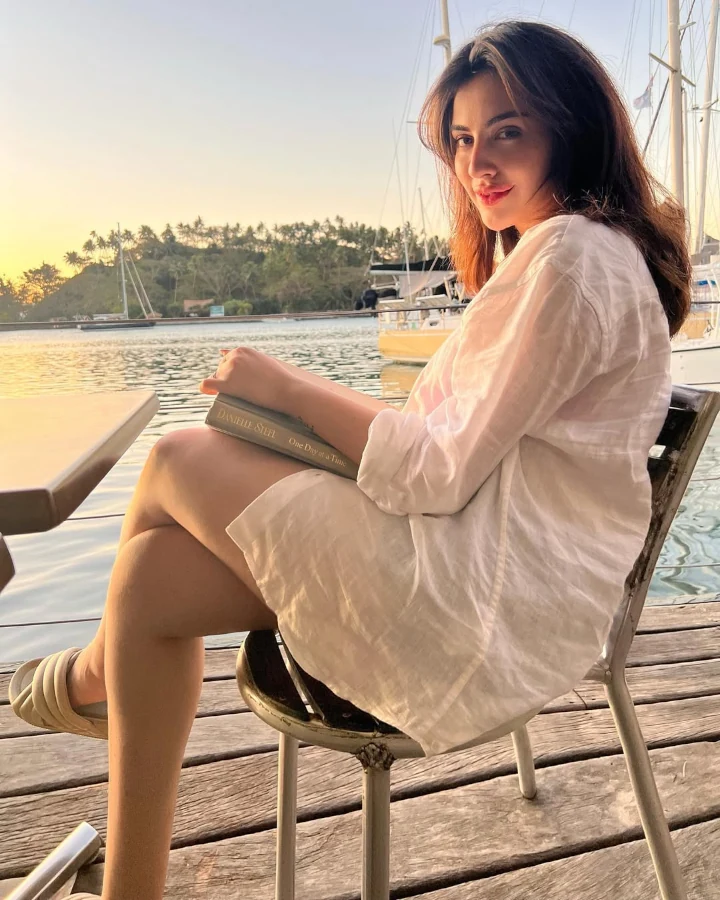 Samreen Kaur's Gorgeous Legs & Thighs