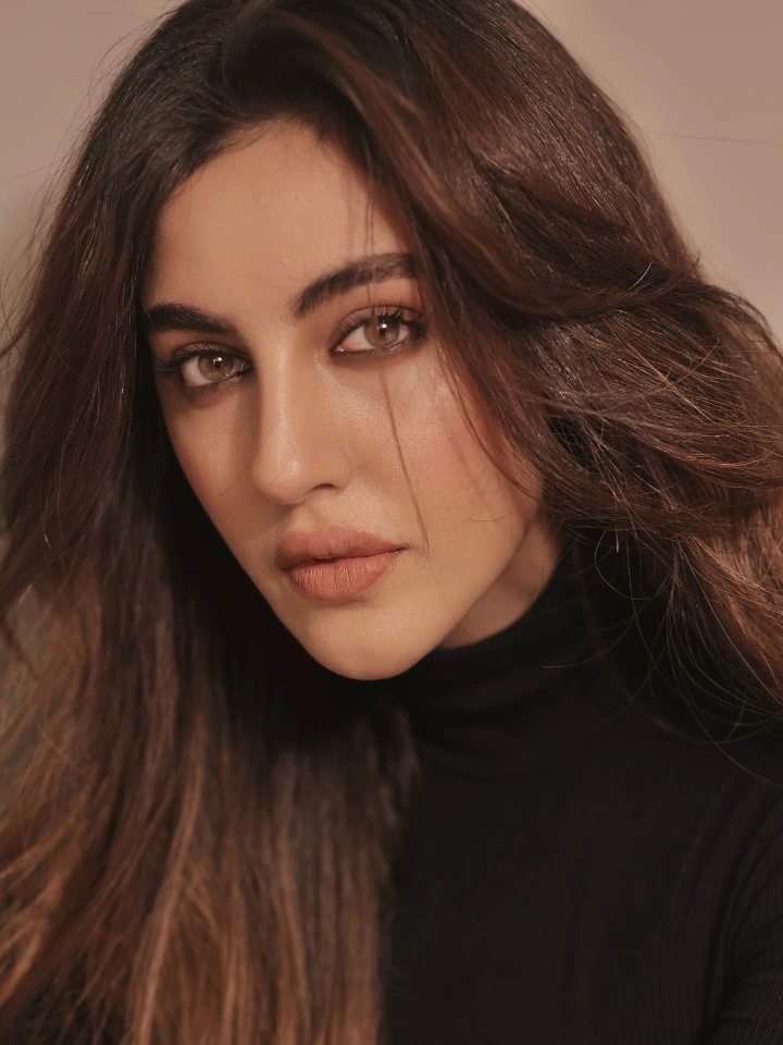 Samreen Kaur's Gorgeous Looks