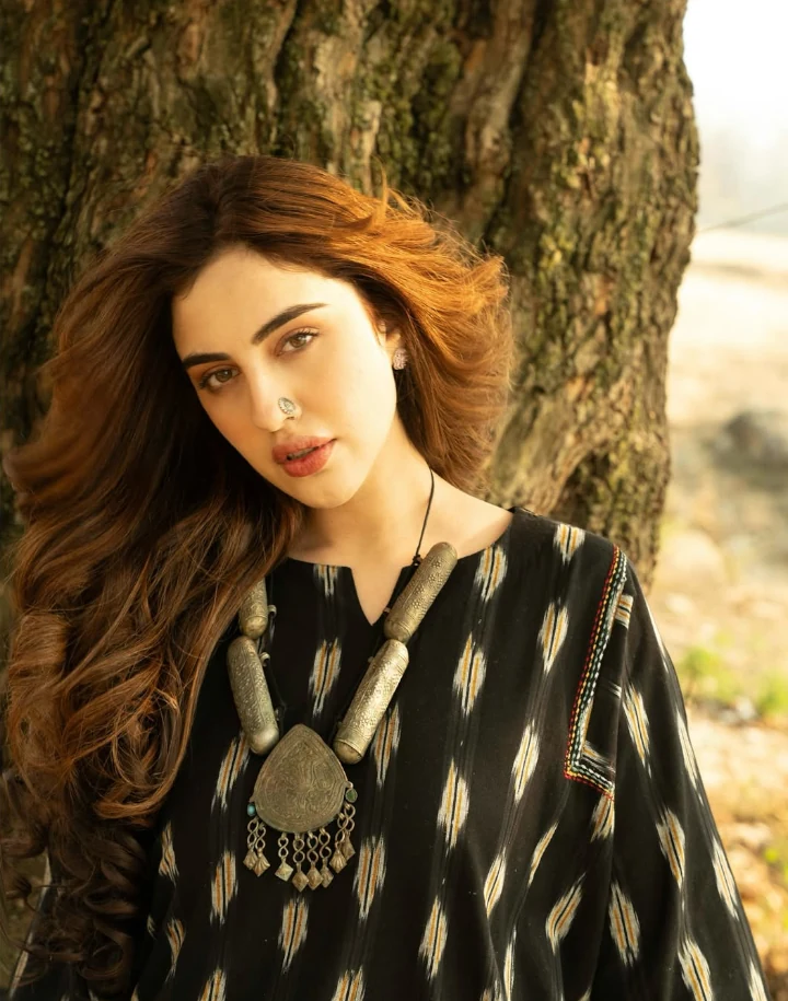 Samreen Kaur's Hot and Beautiful Looks