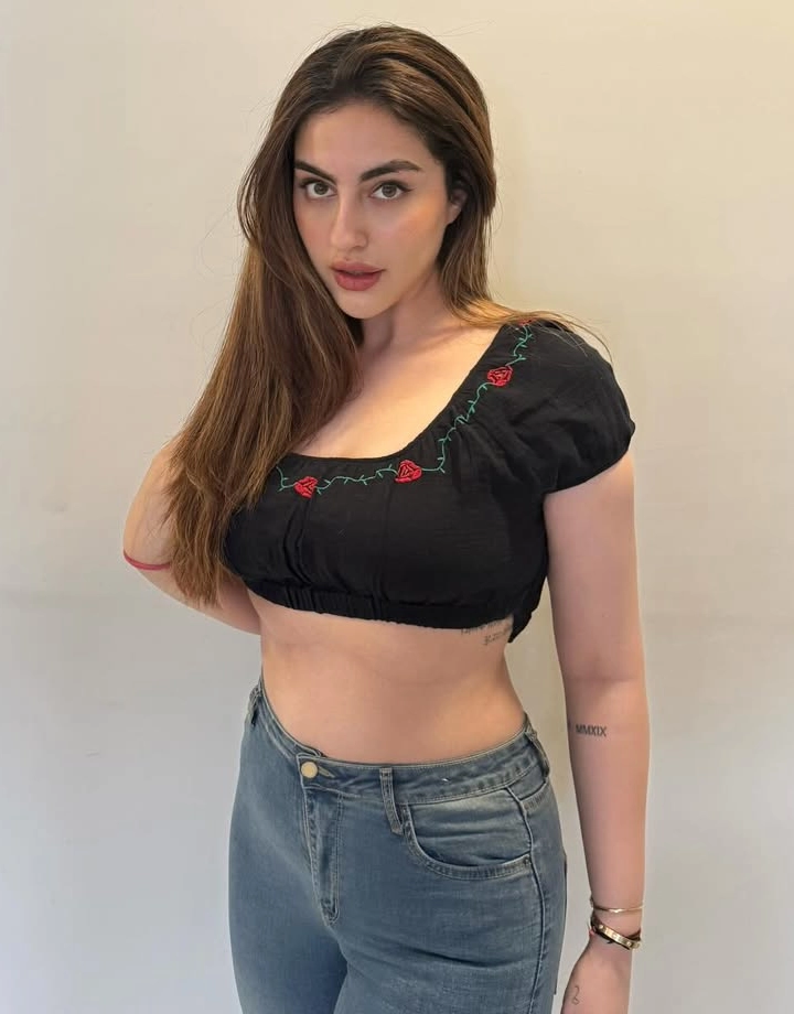 Samreen Kaur's Hot and Curvy Body