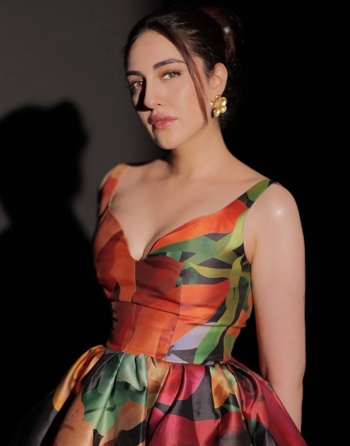 Samreen Kaur's Hot and Extremely Lovely Cleavage