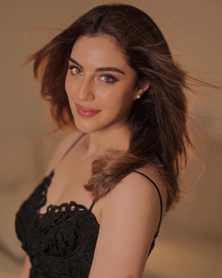 Samreen Kaur's Hot and Gorgeous Looks for Image