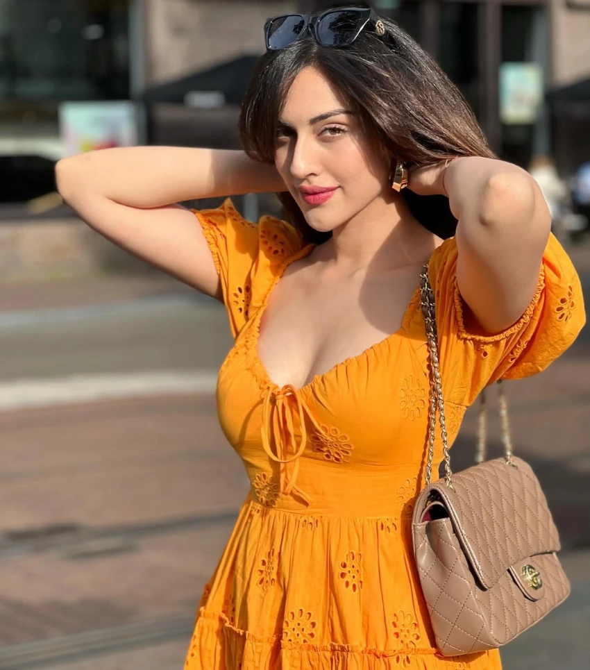 Samreen Kaur's Peaty Cleavage
