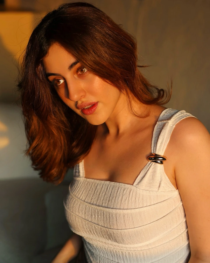 Samreen Kaur's Peaty and Cutest Cleavage