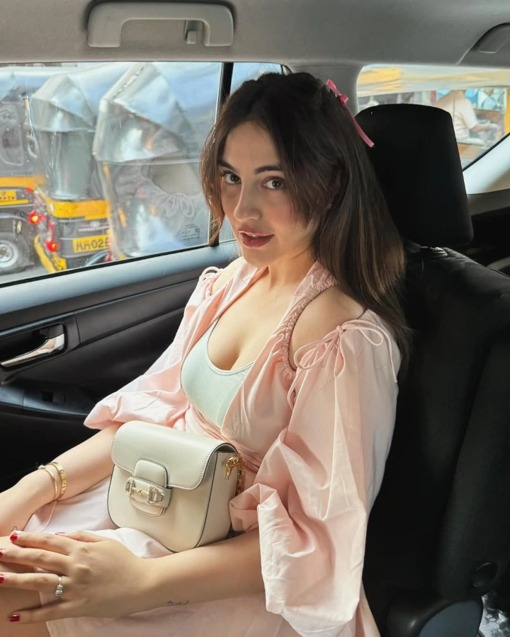 Samreen Kaur's Peaty and Deepest Cleavage
