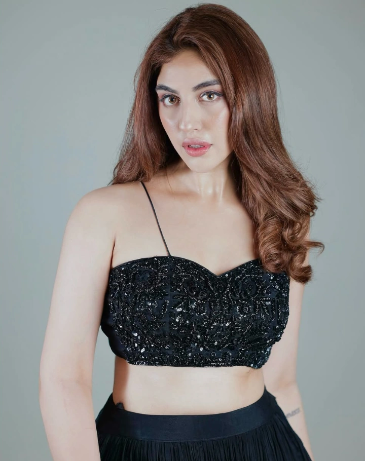 Samreen Kaur's Prettiest Looks in Black Dress