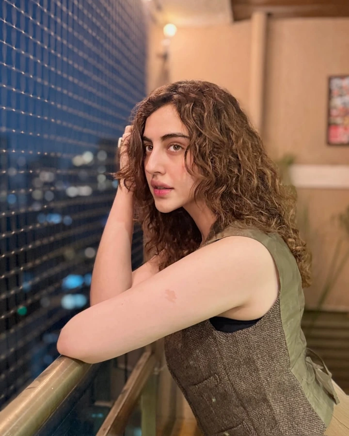 Samreen Kaur's Stunning Looks in Balcony