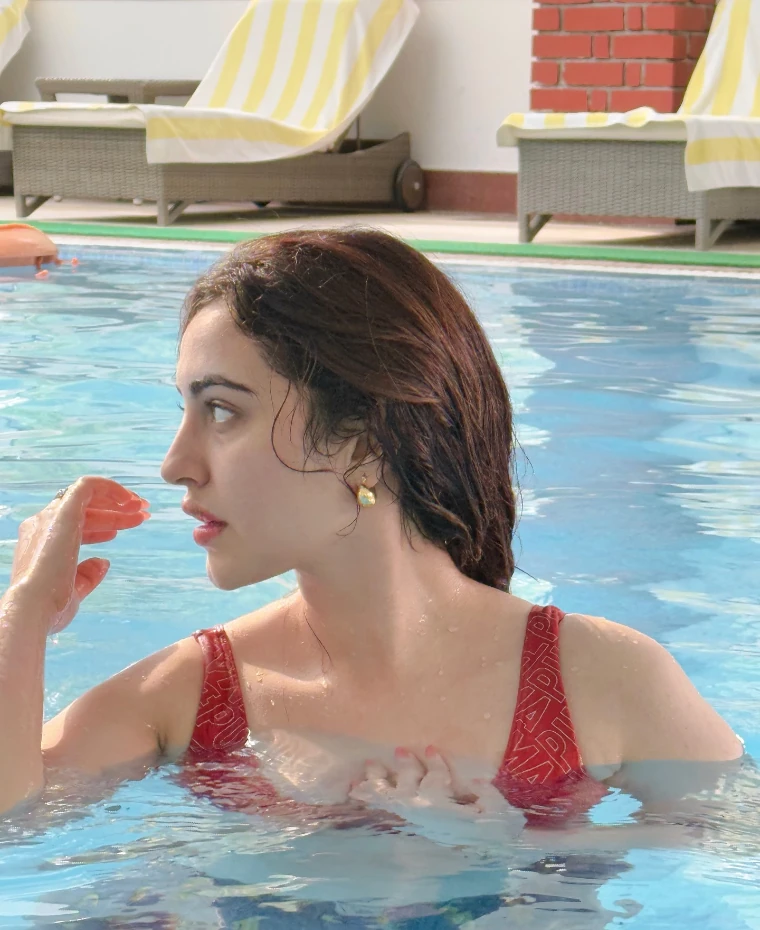 Samreen Kaur's Stunning Looks in a Bikini