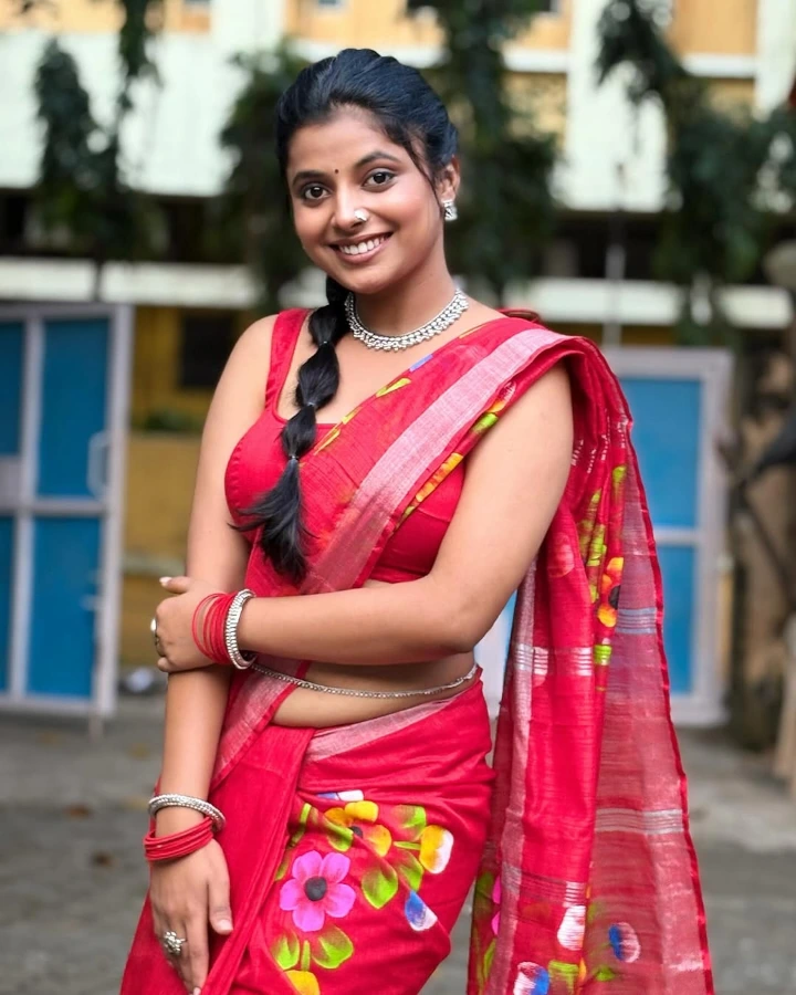 Jui Gogri looking Cute in Saree