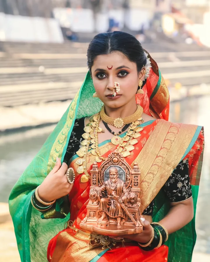 Jui Gogri with Chhatrapati Shivaji Maharaj's Idol