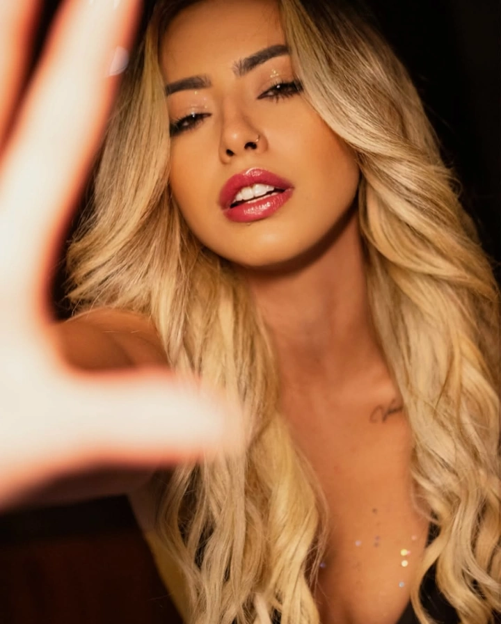 Mariana Tollendal Facebook Images